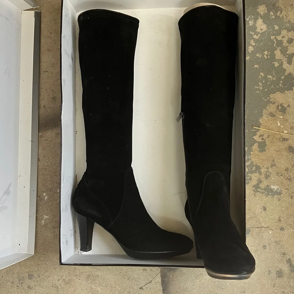 Black Knee-High Heeled Boots - Picture 4 of 4